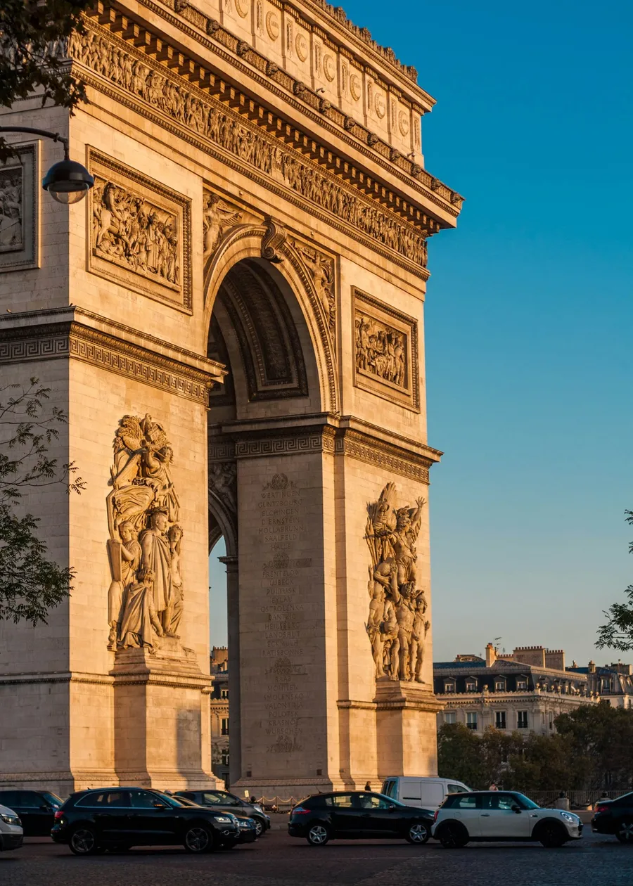 Arc de Triomphe, à la lisière du 8e arrondissement et du Triangle d'Or